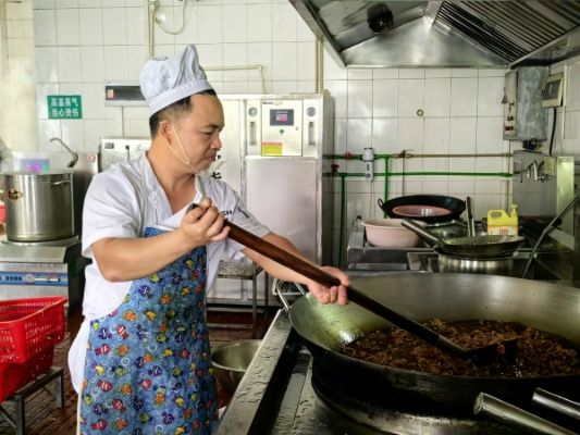 高溫下的廚師,不僅是美食的創作者者,更是堅韌的勞動者,他們用雙手烹制出最熾熱的人間煙火。陽春海螺楊磊_副本 高溫下的廚師,不僅是美食的創作者者,更是堅韌的勞動者,他們用雙手烹制出最熾熱的人間煙火。陽春海螺楊磊_副本