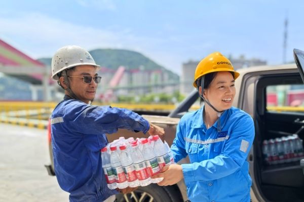 一瓶瓶水傳遞的不僅是清涼,更是對高溫中堅守勞動者的貼心關愛,讓汗水里浸透著溫暖。強蛟海螺_副本 一瓶瓶水傳遞的不僅是清涼,更是對高溫中堅守勞動者的貼心關愛,讓汗水里浸透著溫暖。強蛟海螺_副本