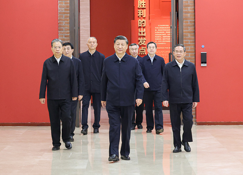 　　10月27日，中共中央總書記、國(guó)家主席、中央軍委主席習(xí)近平帶領(lǐng)中共中央政治局常委李強(qiáng)、趙樂(lè)際、王滬寧、蔡奇、丁薛祥、李希，瞻仰延安革命紀(jì)念地。這是習(xí)近平等在延安革命紀(jì)念館，參觀《偉大歷程——中共中央在延安十三年歷史陳列》。