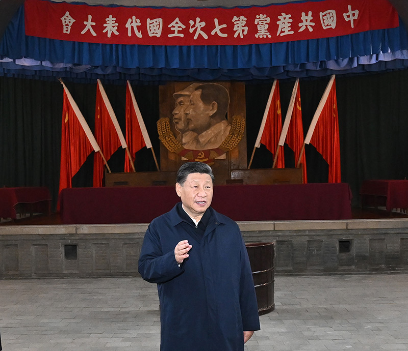 　　10月27日，中共中央總書記、國(guó)家主席、中央軍委主席習(xí)近平帶領(lǐng)中共中央政治局常委李強(qiáng)、趙樂(lè)際、王滬寧、蔡奇、丁薛祥、李希，瞻仰延安革命紀(jì)念地。這是習(xí)近平在楊家?guī)X瞻仰中共七大會(huì)址。