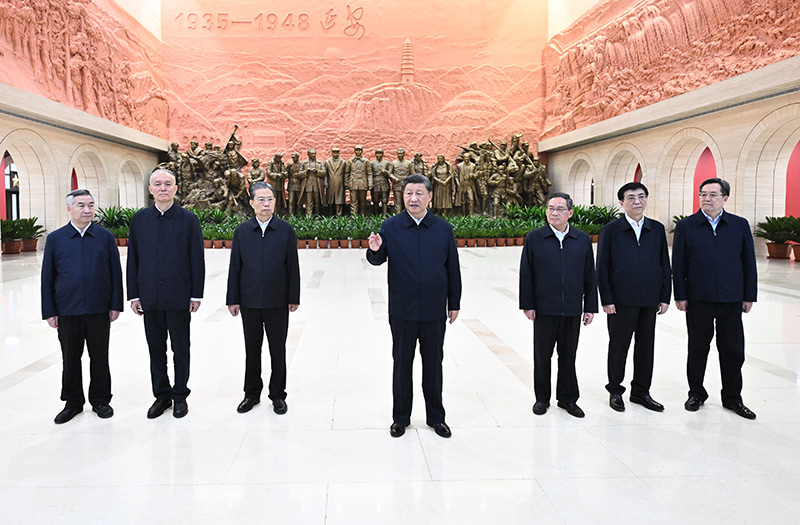 　　10月27日，中共中央總書記、國(guó)家主席、中央軍委主席習(xí)近平帶領(lǐng)中共中央政治局常委李強(qiáng)、趙樂(lè)際、王滬寧、蔡奇、丁薛祥、李希，瞻仰延安革命紀(jì)念地。這是習(xí)近平在延安革命紀(jì)念館參觀《偉大歷程——中共中央在延安十三年歷史陳列》結(jié)束時(shí)發(fā)表重要講話。