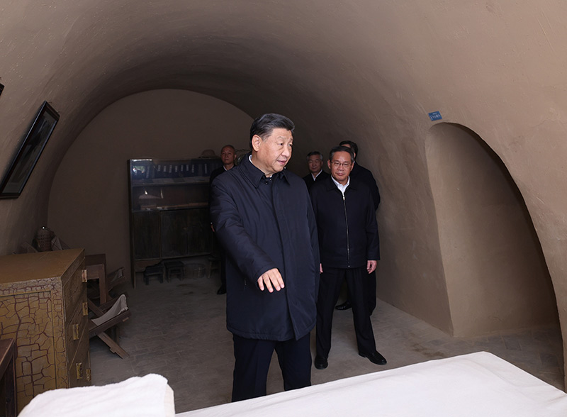 　　10月27日，中共中央總書記、國(guó)家主席、中央軍委主席習(xí)近平帶領(lǐng)中共中央政治局常委李強(qiáng)、趙樂(lè)際、王滬寧、蔡奇、丁薛祥、李希，瞻仰延安革命紀(jì)念地。這是習(xí)近平等在楊家?guī)X參觀毛澤東舊居。