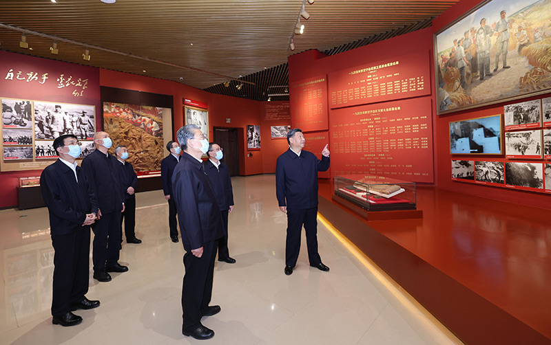 　　10月27日，中共中央總書記、國(guó)家主席、中央軍委主席習(xí)近平帶領(lǐng)中共中央政治局常委李強(qiáng)、趙樂(lè)際、王滬寧、蔡奇、丁薛祥、李希，瞻仰延安革命紀(jì)念地。這是習(xí)近平等在延安革命紀(jì)念館，參觀《偉大歷程——中共中央在延安十三年歷史陳列》。