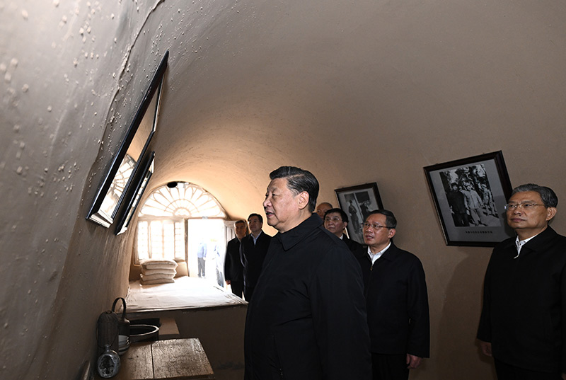 　　10月27日，中共中央總書記、國(guó)家主席、中央軍委主席習(xí)近平帶領(lǐng)中共中央政治局常委李強(qiáng)、趙樂(lè)際、王滬寧、蔡奇、丁薛祥、李希，瞻仰延安革命紀(jì)念地。這是習(xí)近平等在楊家?guī)X參觀朱德舊居。