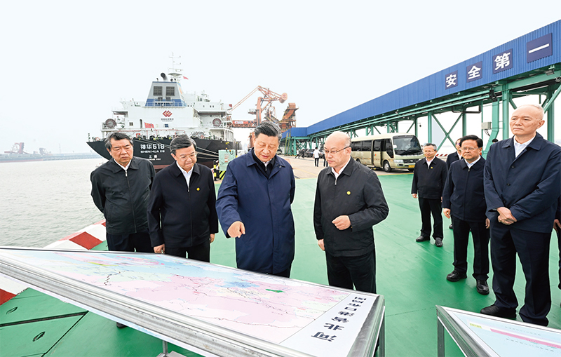 2023年5月11日至12日，中共中央總書記、國家主席、中央軍委主席習近平在河北考察，并主持召開深入推進京津冀協(xié)同發(fā)展座談會。這是11日下午，習近平在滄州市黃驊港煤炭港區(qū)碼頭考察。 新華社記者 李學仁/攝