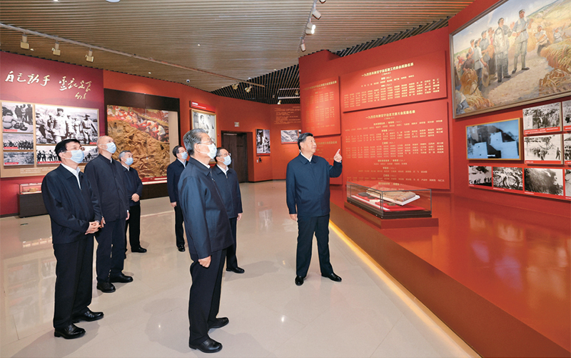 2022年10月27日，中共中央總書(shū)記、國(guó)家主席、中央軍委主席習(xí)近平帶領(lǐng)中共中央政治局常委李強(qiáng)、趙樂(lè)際、王滬寧、蔡奇、丁薛祥、李希，瞻仰延安革命紀(jì)念地。這是習(xí)近平等在延安革命紀(jì)念館，參觀《偉大歷程——中共中央在延安十三年歷史陳列》。 新華社記者 鞠鵬/攝